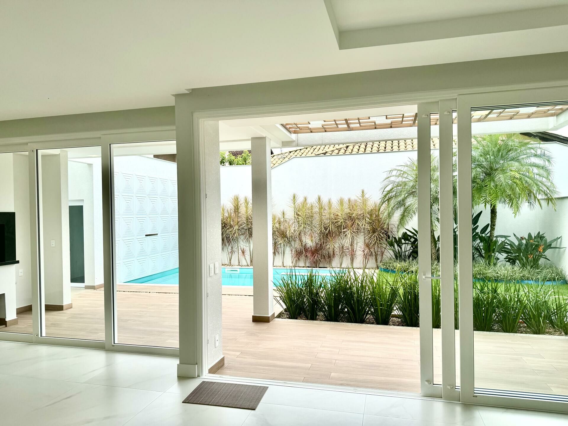 Imagem do Casa nova com 03 suítes e piscina no Champagnat no bairro Amizade
